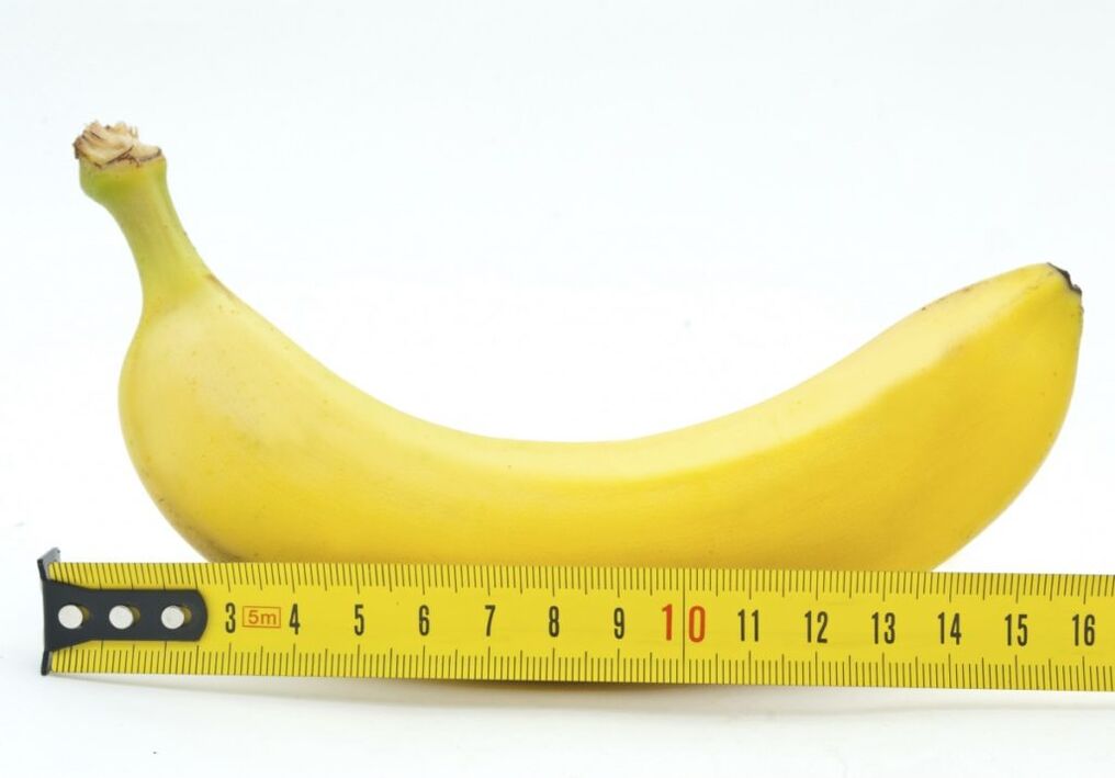 Măsurarea bananei simbolizează măsurarea penisului după o operație de mărire